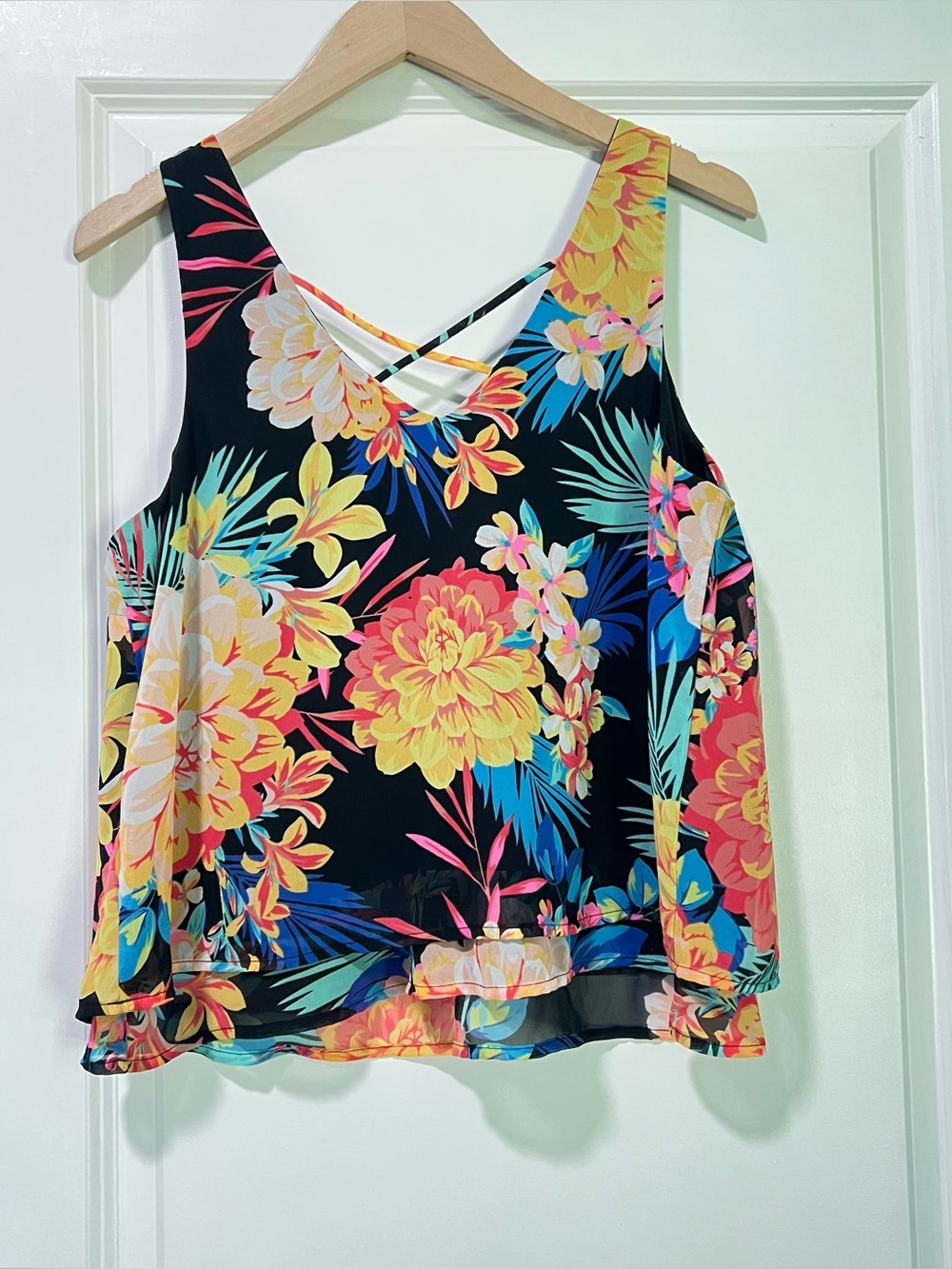 Candie’s Women’s Black Floral Sleeveless Crisscross Back Top Size Large Summer